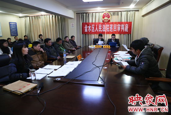 12月2日上午9點(diǎn)，鄭州市金水區(qū)法院將法庭搬到了經(jīng)八路辦事處，并案審理了這6起勞務(wù)糾紛案件。