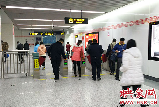 出站閘機口并沒有地鐵工作人員。