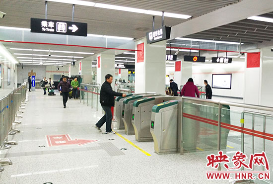 進站處也沒有工作人員。