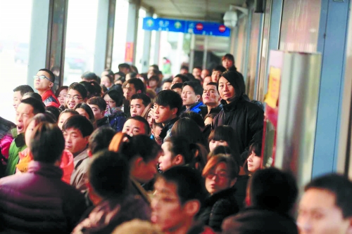 早高峰期，很多上班族在此換乘