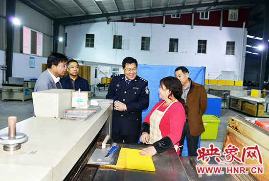 政委陳兆甲深入企業(yè)走訪，了解企業(yè)生產(chǎn)及周邊治安狀況。