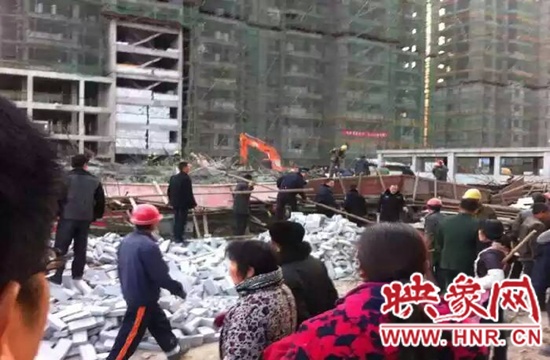 圖為事故現(xiàn)場情況，當(dāng)?shù)厝罕姽﹫D。