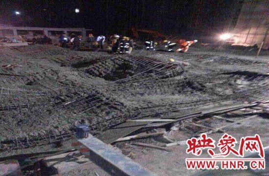 圖為事故現(xiàn)場情況，當(dāng)?shù)厝罕姽﹫D。