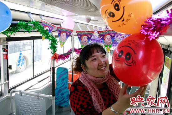 鄭州快速公交B3區(qū)間線車長(zhǎng)李鵬云在車廂里懸掛氣球，布置圣誕車廂，營(yíng)造歡樂(lè)圣誕氛圍