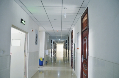 像這樣的攝像頭，宿舍樓里每層安裝了7個。