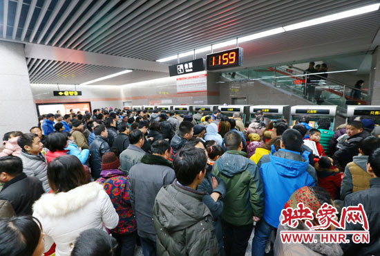 地鐵開通首日，上午十一點(diǎn)五十九分，紫荊山地鐵站售票機(jī)前擠滿了買票的市民。