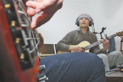 抱著吉他撥弄琴弦，子芙唱著自己的音樂。