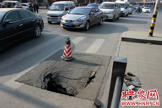 南陽路農(nóng)業(yè)路出現(xiàn)深坑，近看是因為瀝青充當(dāng)窨井蓋所致