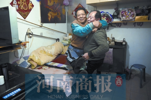 2015年1月15日，老鄰居抱起180斤重的高新海去坐三輪車，準備出去轉(zhuǎn)轉(zhuǎn)