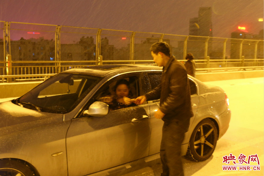 “推車(chē)人”幫助一輛車(chē)上坡后，收取“勞務(wù)費(fèi)”。