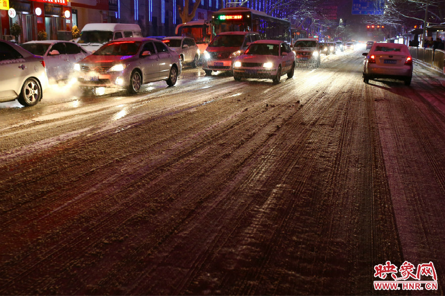夜晚的雪路給出行的人們?cè)黾恿死щy。
