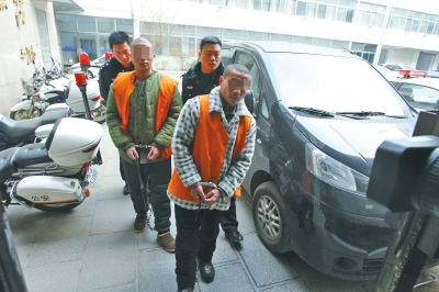 倆刑釋男子，冒充“富二代”，微信搜附近的人，專搶出入娛樂場所女性