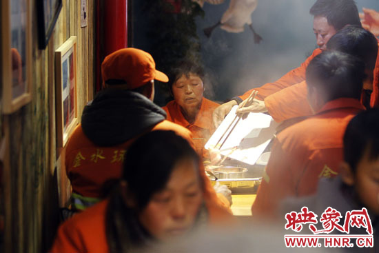 鄭州黃河路衛(wèi)生路附近一家火鍋店，宴請(qǐng)130名環(huán)衛(wèi)工人吃火鍋。