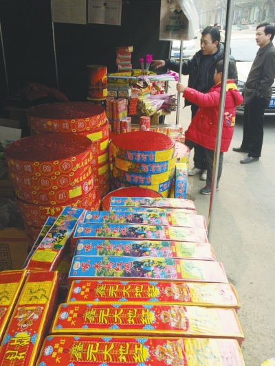 一家鞭炮攤兒前，只有少數(shù)人駐足購買。