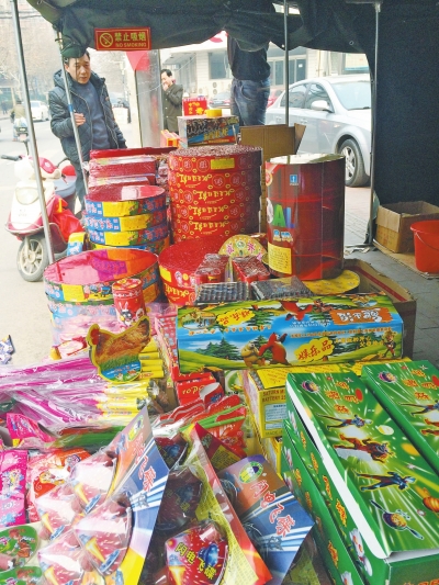 　鞭炮攤兒主售賣的煙花爆竹種類齊全。