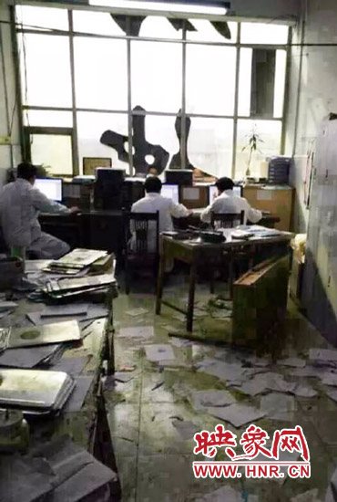 醫(yī)院辦公室內(nèi)病人病歷被扔了一地。（圖片來自網(wǎng)絡(luò)）