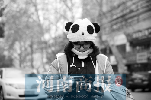 氣溫降了下來，不少人出行都裝備整齊