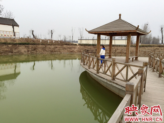 事發(fā)處就挨著亭子。