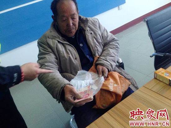在把老人帶回駐地后，老人竟又從身上掏出幾千元現(xiàn)金要塞給民警。