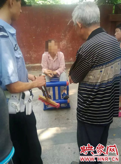 老太當時坐在健身器材上做仰臥起坐，說環(huán)衛(wèi)工人影響她鍛煉身體了，便開始謾罵環(huán)衛(wèi)工人。