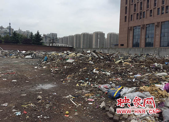 鄭東新區(qū)一菜市場(chǎng)堆滿垃圾
