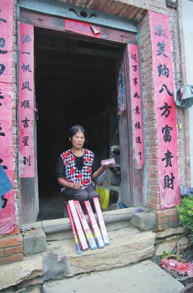 村民楊女士買(mǎi)來(lái)閃光雷、爆竹防衛(wèi)