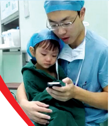 對(duì)于網(wǎng)友的點(diǎn)贊，石醫(yī)生說，是孩子太可愛了，所以照片才得到這么多贊美。圖片來自網(wǎng)絡(luò)。