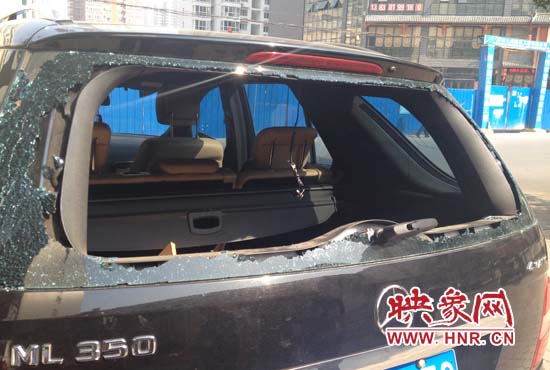 奔馳車夜停路邊被砸，損失萬元以上