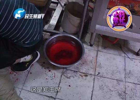 老板竟突然在廚房內(nèi)割腕自殺!發(fā)現(xiàn)意外情況后，小莉趕緊對傷者進(jìn)行包扎，并撥打了120急救電話。