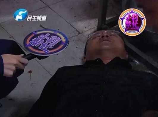 老板竟突然在廚房內(nèi)割腕自殺!發(fā)現(xiàn)意外情況后，小莉趕緊對傷者進(jìn)行包扎，并撥打了120急救電話。