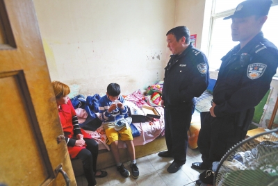 民警將小寶帶到他母親（紅衣女子）的住處，小寶拿出新鞋玩了起來。