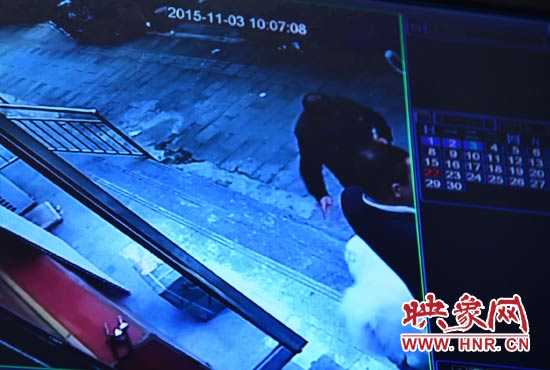 監(jiān)控錄像顯示，男子走向皮皮，將其拐走。