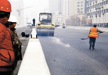 昨日農(nóng)業(yè)路高架第八標段已經(jīng)開始鋪設(shè)瀝青。