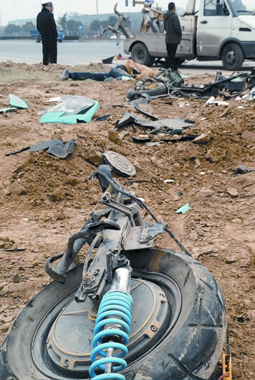 現(xiàn)場(chǎng)散落大量電動(dòng)車碎片，車輪已完全脫離車體，可見當(dāng)時(shí)車禍的慘烈程度