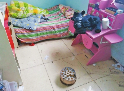 在理發(fā)店死者居住的臥室內(nèi)，地上放有一個大煤球。