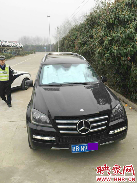 江西男子奔馳車中睡覺一氧化碳中毒，周口高速交警及時發(fā)現(xiàn)。