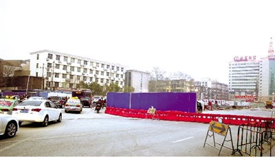 試圍擋后，車輛從西向東緩慢通行