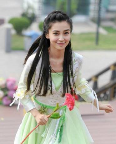 但是和倪妮站在一起，黑了一個(gè)色號(hào)，整個(gè)人都有點(diǎn)黯淡了。