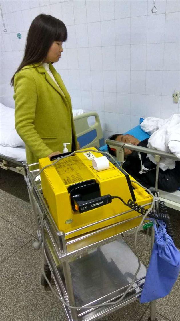 鄭州一男子暈倒在火車(chē)站 好心女大學(xué)生將其救起