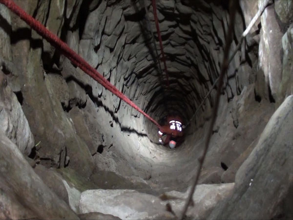 險(xiǎn)！女子凌晨墜入15米深井 命懸一線