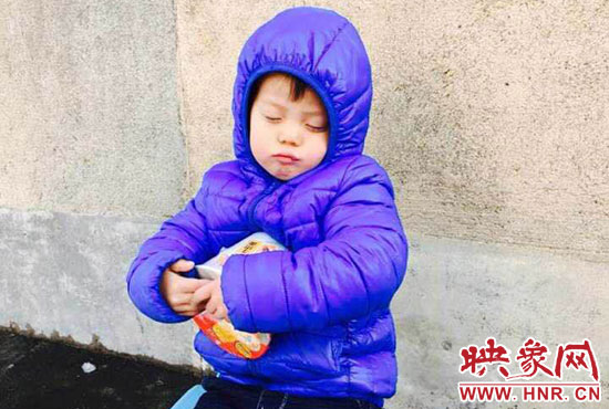 5歲娃冰天雪地睡著。