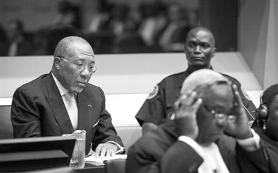 9月26日，荷蘭海牙，利比里亞前總統(tǒng)查爾斯·泰勒在法庭接受審判。