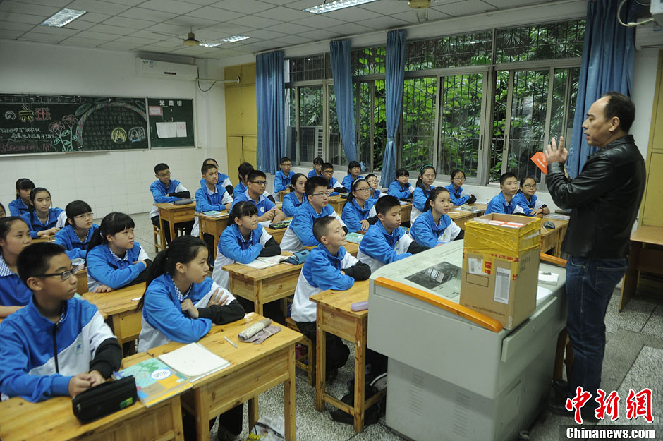 圖為老師正在向同學們講解用非智能手機對他們的好處。