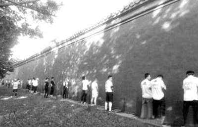 網(wǎng)友上傳的“北馬”選手集體“尿紅墻”圖片。