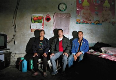 10月18日，自鋸病腿的鄭艷良所在的保定市清苑縣東臧村，有多家農(nóng)戶大病難醫(yī)，村民王新建（中）得了白血