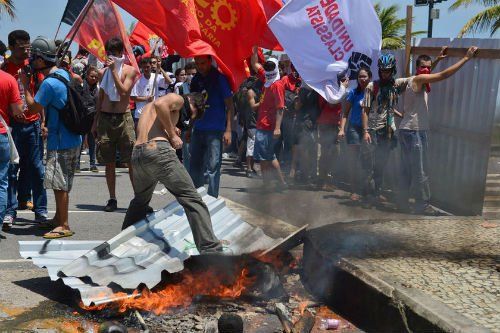 當(dāng)?shù)貢r間10月21日，巴西里約熱內(nèi)盧近海一座油田舉行開采權(quán)競標(biāo)，引發(fā)示威者抗議，與負(fù)責(zé)安保的大量配槍巡邏士兵發(fā)生沖突。 CFP