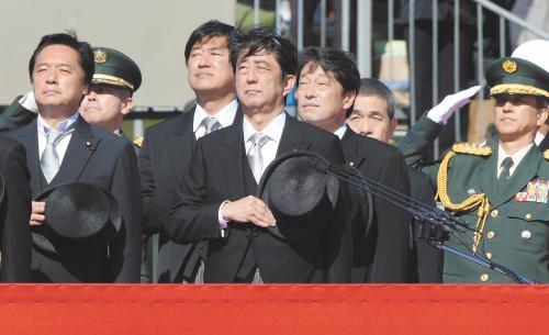 　27日上午，日本首相安倍晉三在琦玉縣的自衛(wèi)隊(duì)朝霞訓(xùn)練場(chǎng)出席陸上自衛(wèi)隊(duì)年度閱兵式