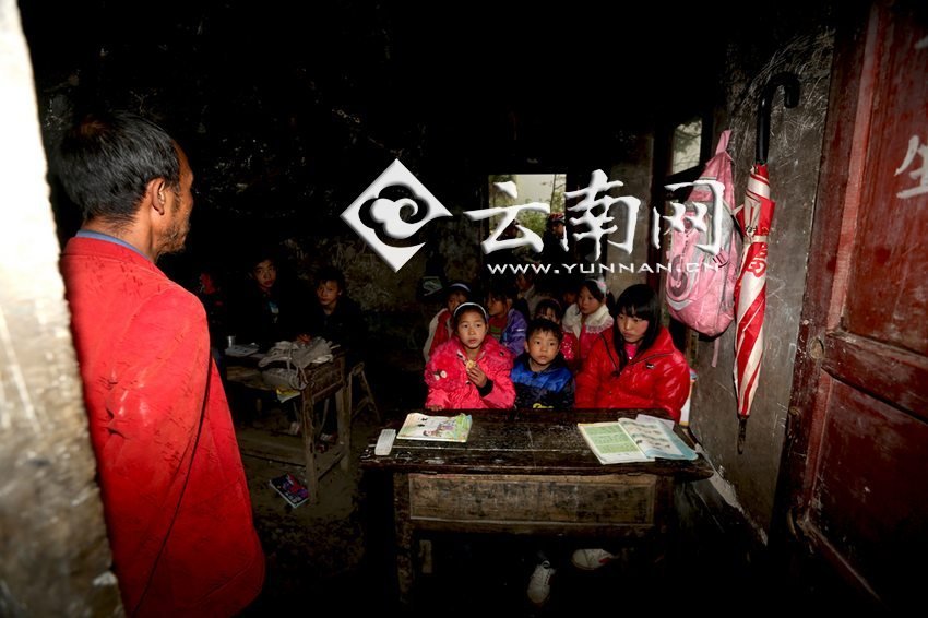 小學里只有兩個班，大點的孩子無法升入高年級，只得從一年級再讀起，就像復讀機。