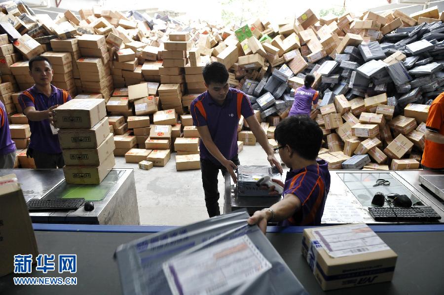 11月11日，在圓通公司廣州一處分揀站，工作人員加緊掃描快件。