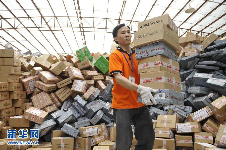 　11月11日，在圓通公司廣州一處分揀站，工作人員加緊處理堆積如山的快件。